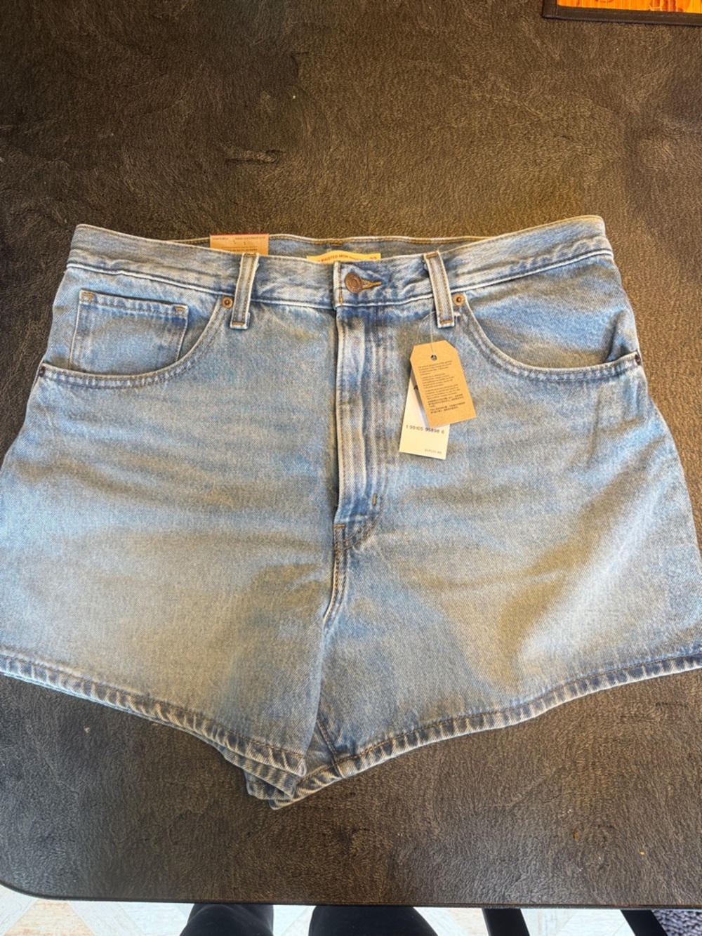 Levi’s High Waisted Mom Short size 33